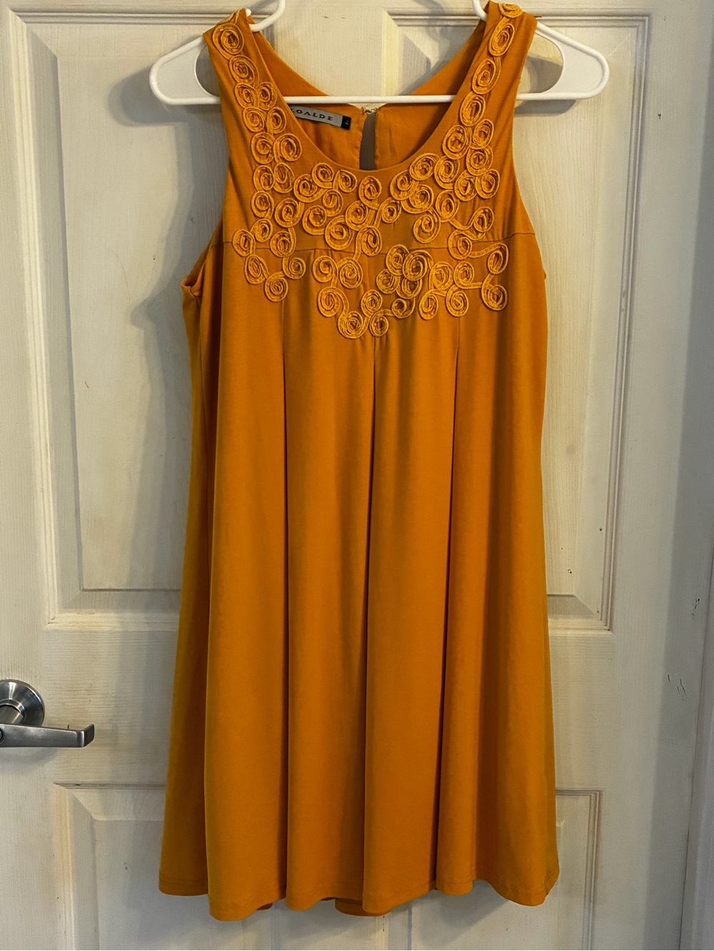 Loalde Woman’s Mustard Yellow Sleeveless shift Dress, Size: 4